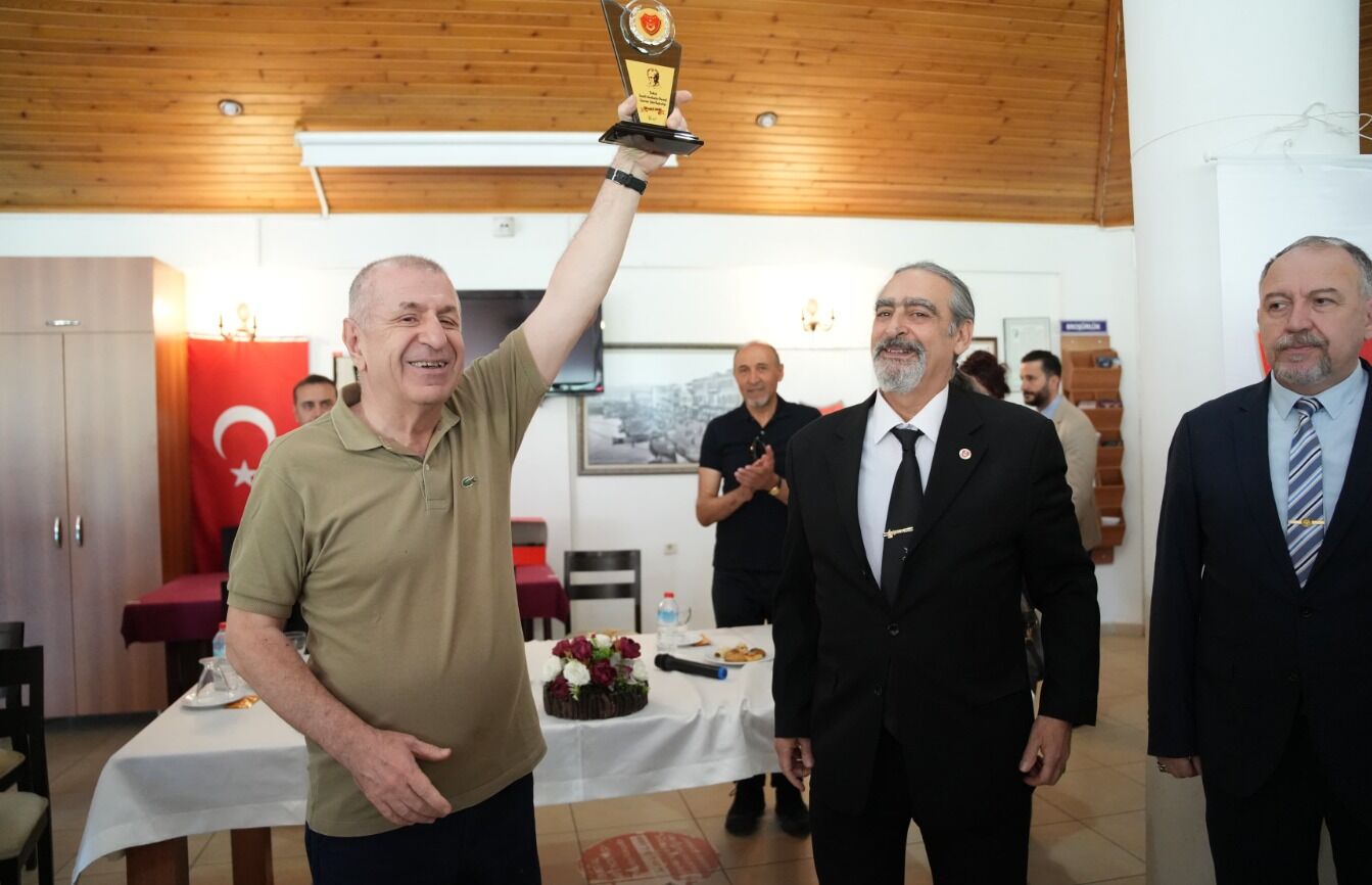 Plaket ve samimi diyaloglar ön plandaydı