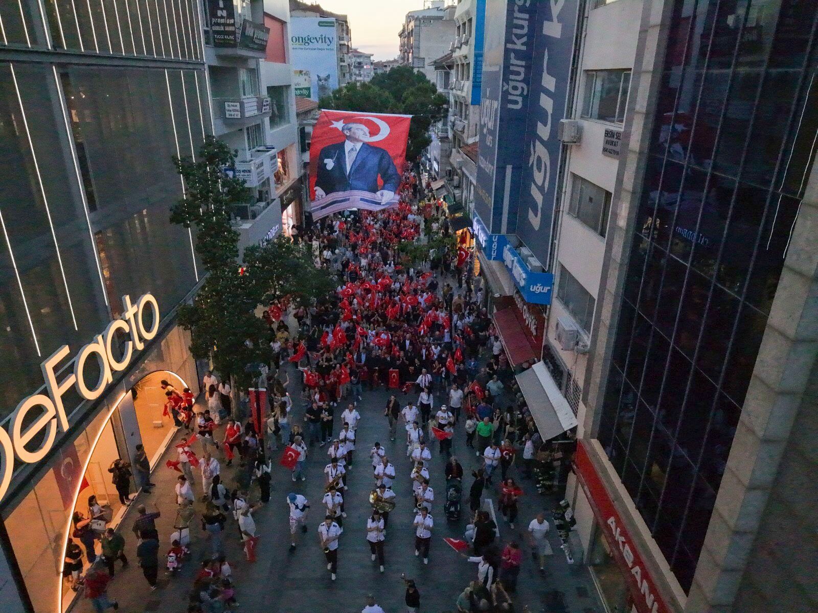 Cumhuriyet sevdalıları Karşıyaka'da buluştu: Muhteşem kortej, dev coşku!-2