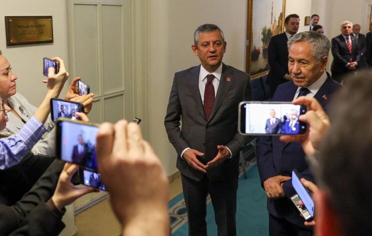 Bülent Arınç ve Özgür Özel