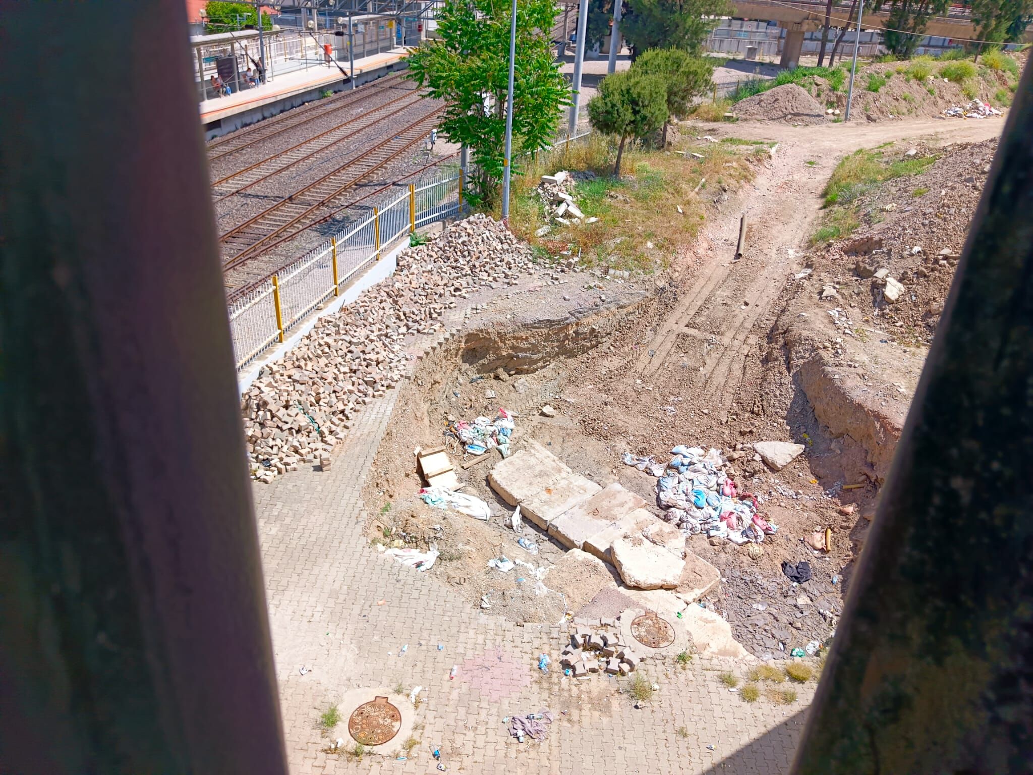 Bir Kazılıyor, Aylarca Kalıyor… İzmir’in Çukurları Bitmek Bilmiyor! (1)