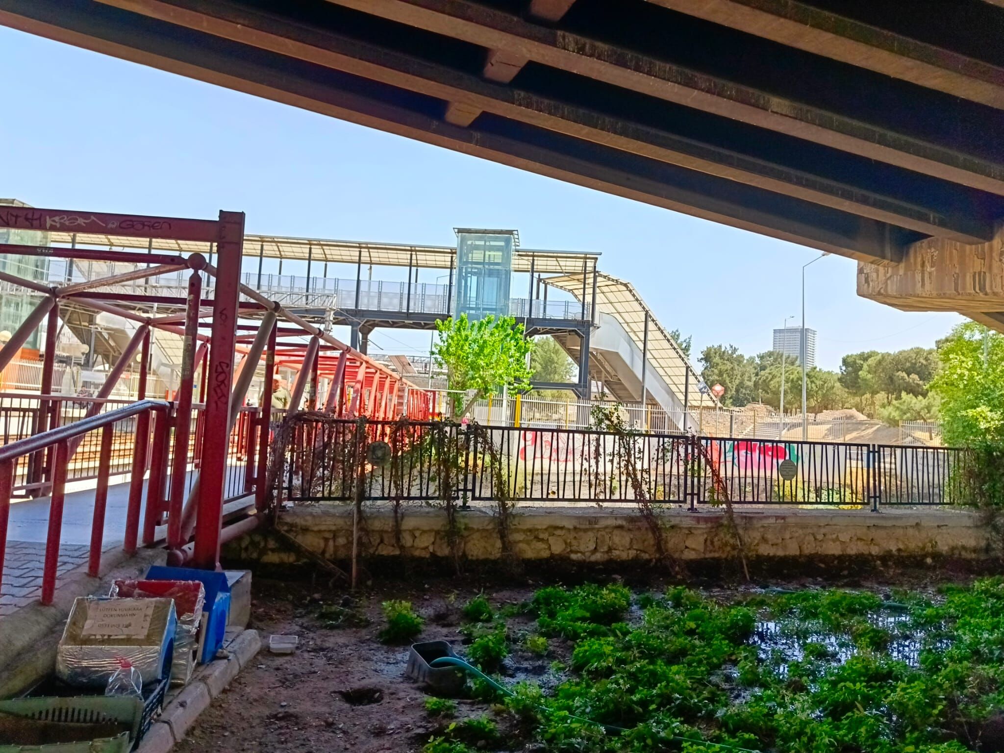 Bir Kazılıyor, Aylarca Kalıyor… İzmir’in Çukurları Bitmek Bilmiyor! (7)