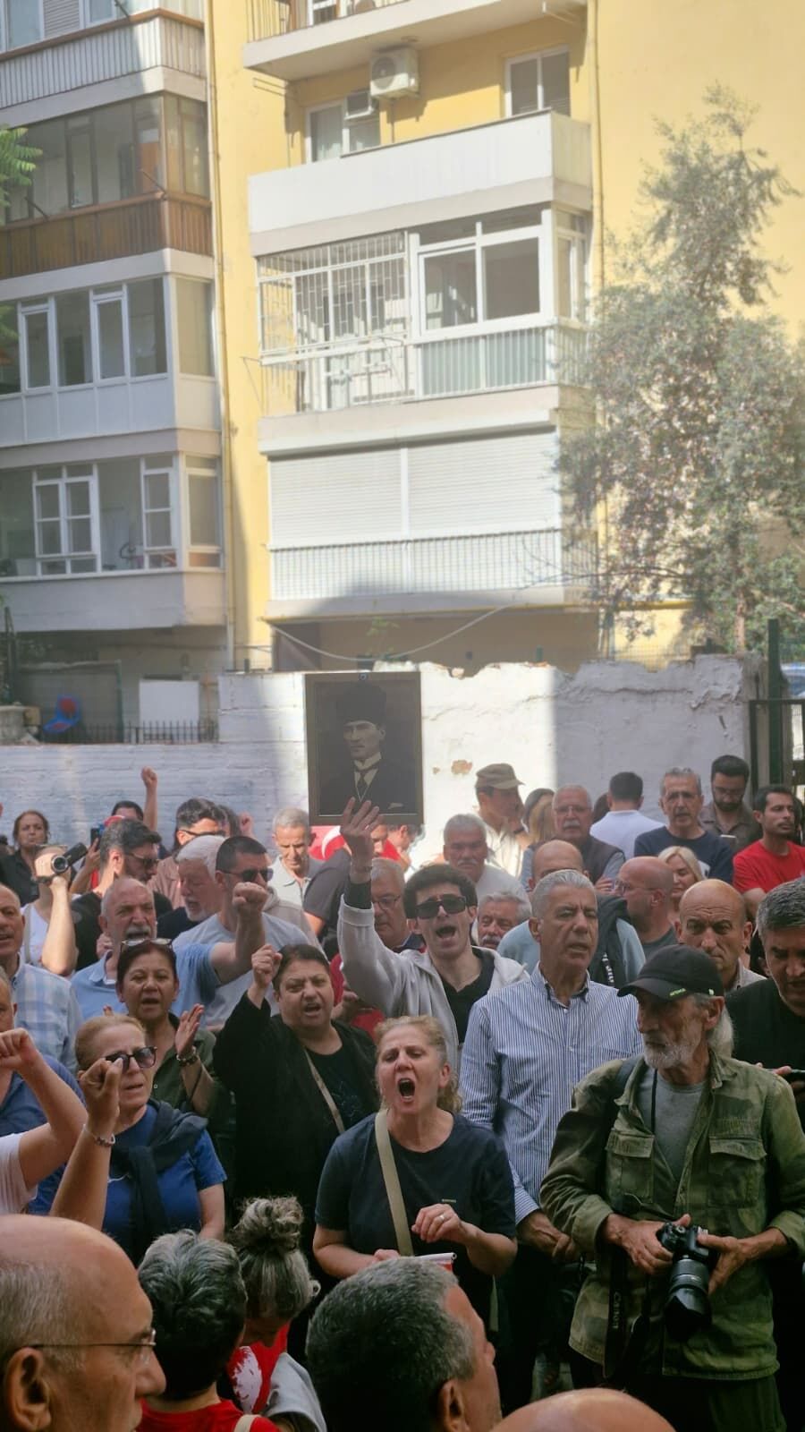 Chp Il Başkanlığı Önü