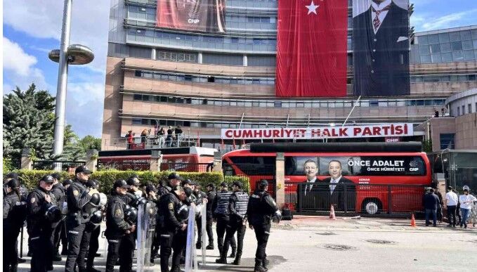 CHP Genel Merkezi polis zoruyla boşaltıldı
