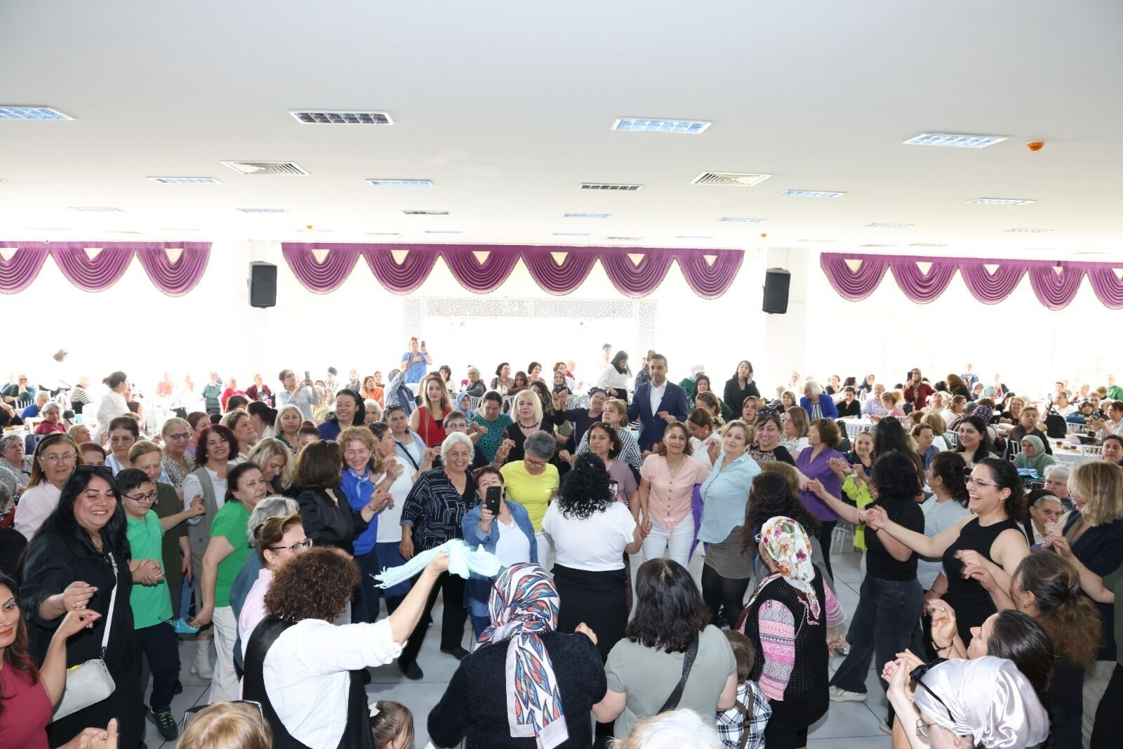 Çiğli’de Anneler Günü coşkusu: Başkan Yıldız’dan 