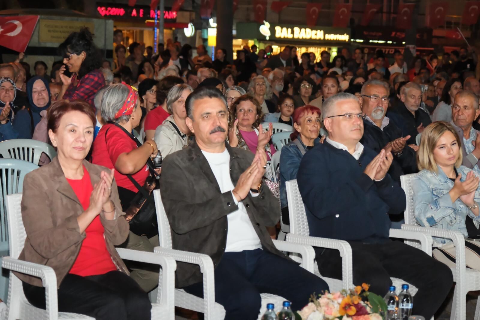 Bülent Ecevit Meydanı yakılan meşalelerle aydınlandı