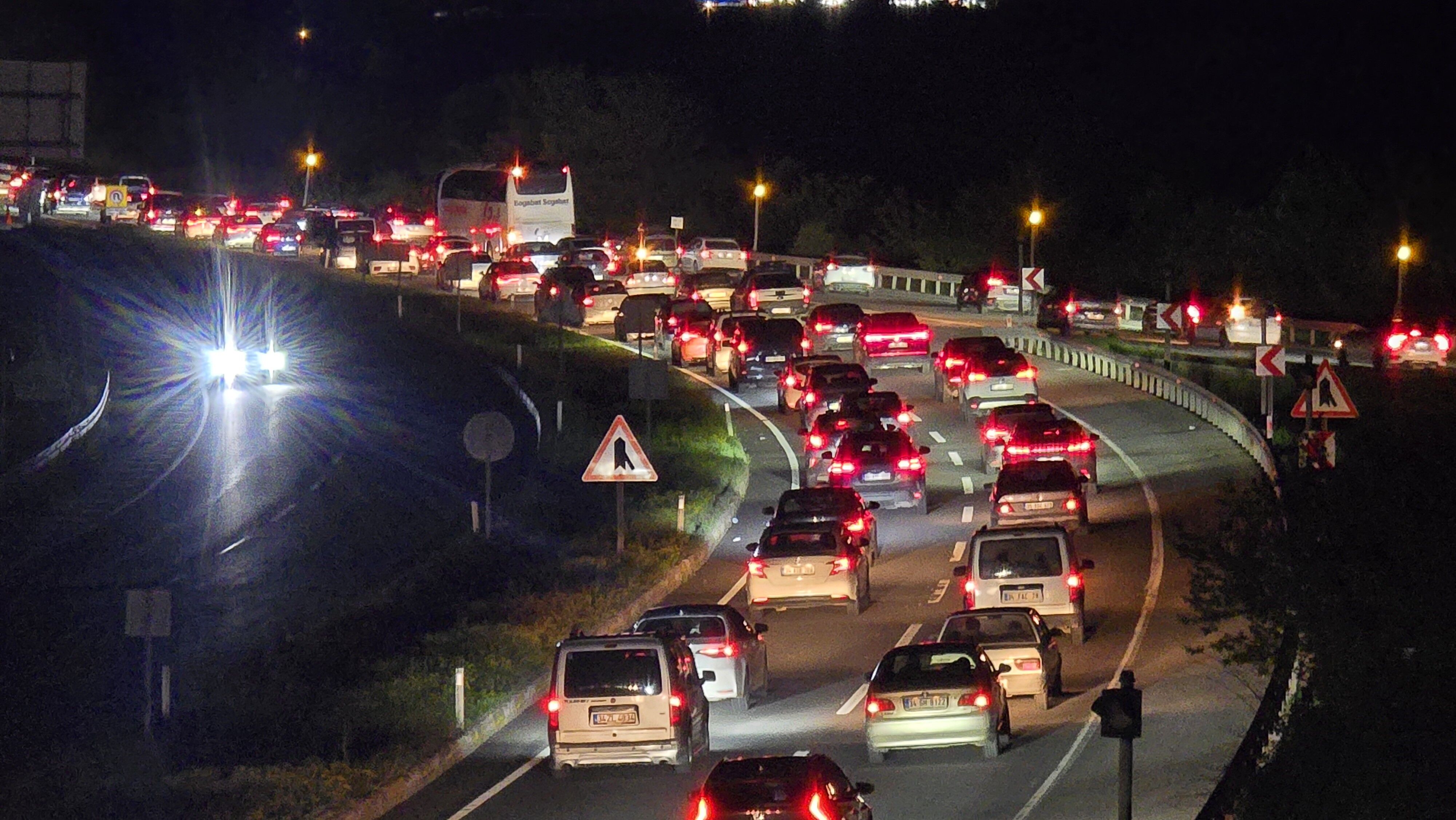 Dönüş Yolu Çilesi Başladı! 21 Ilin Geçiş Noktasında Araç Seli
