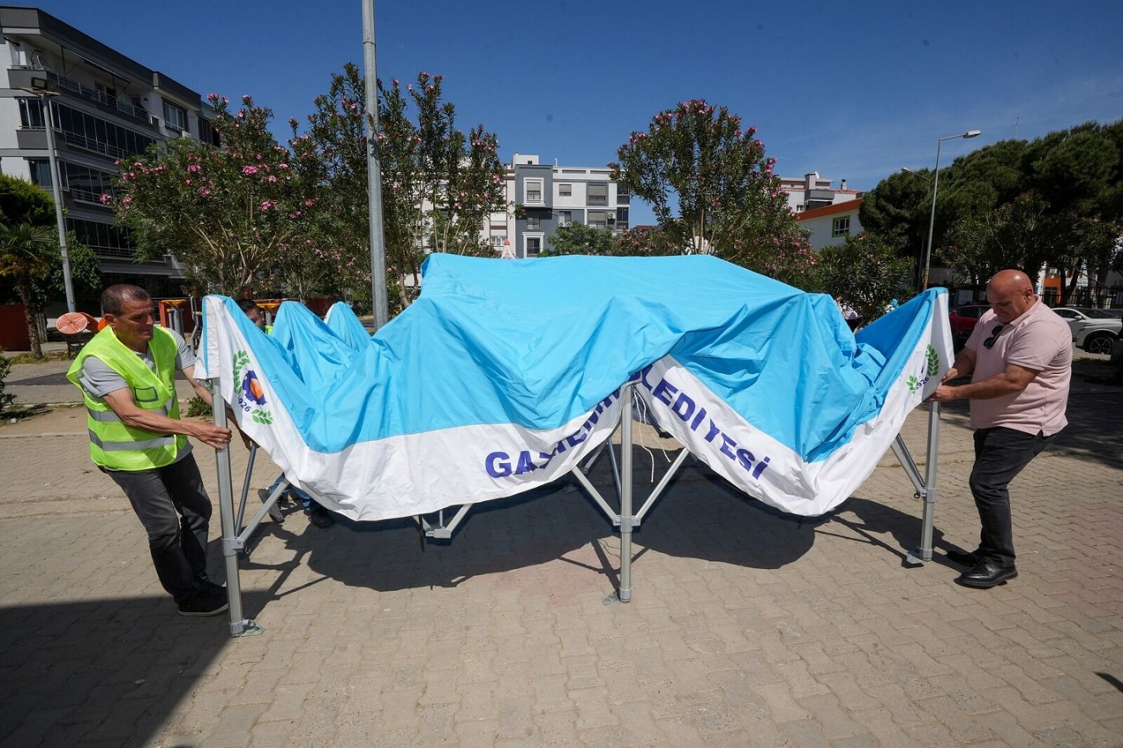 Sokaklara taziye çadırı kuruluyor
