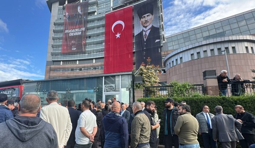 Genel Merkez önünde gergin bekleyiş sürüyor