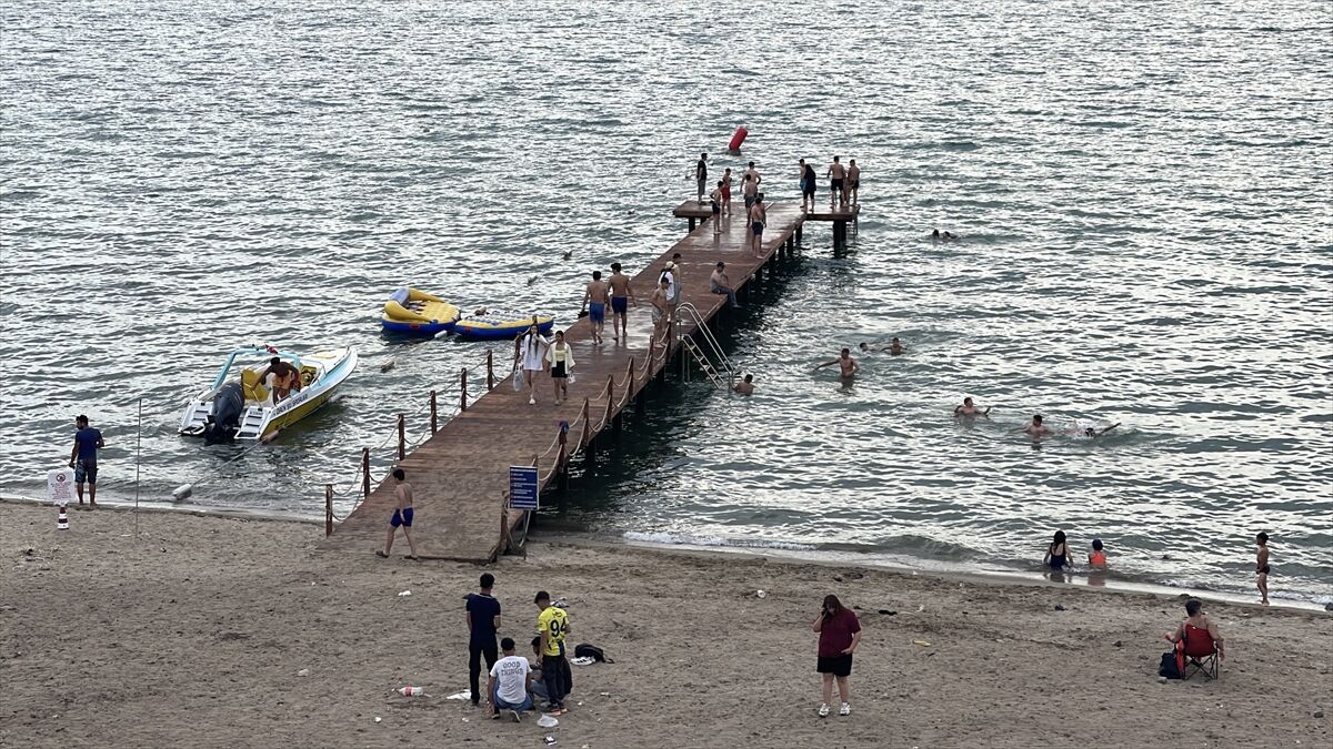 İzmir Edremit Yolunda Bayram Yoğunluğu! Araç Kuyrukları Uzadı (1)