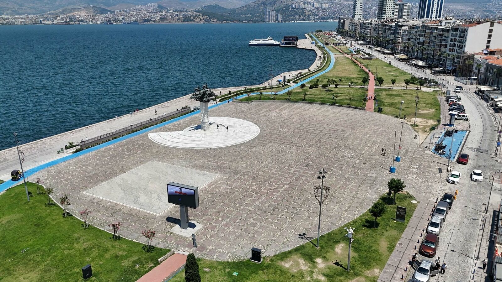 Gündoğdu Meydanı’nda in cin top oynuyor