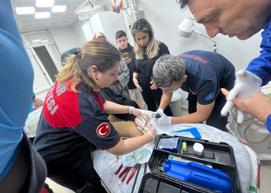 Kendi duygularını bir kenara bırakmak zorunda kalıyor