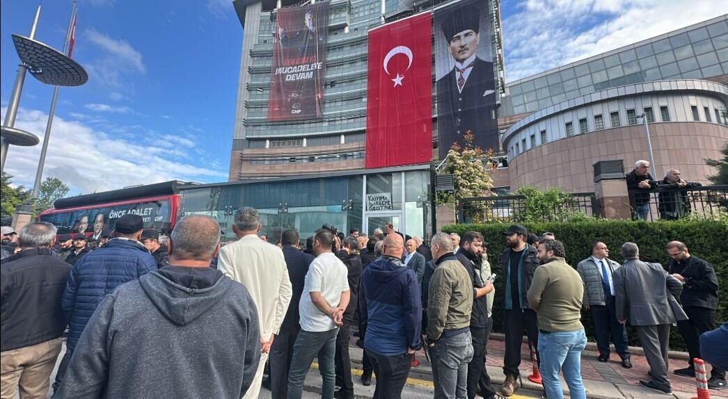 CHP Gemel Merkezi önünde hareketlilik devam ediyor