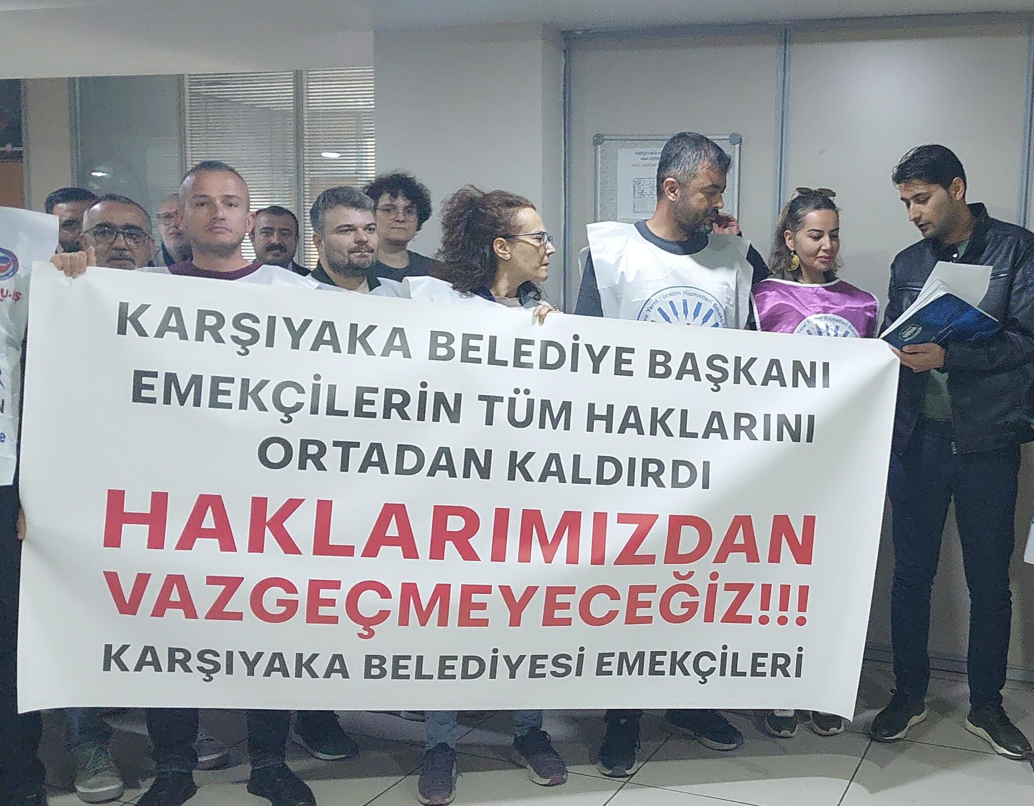 Karşıyaka Belediyesinde 'Emek Nöbeti' Başladı! 'Haklarımızdan Vazgeçmeyeceğiz' Pankartı Açıldı! 2