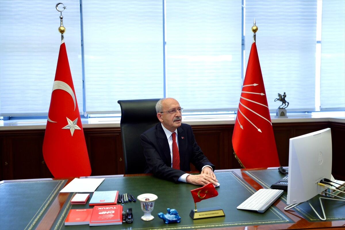 Makam odasında 14'deki açıklama için hazırlanıyor