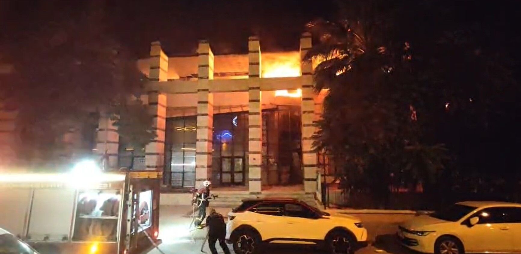 Kuşadası'nda Yangın Paniği! Ptt Binasında Yangın Çıktı (1)