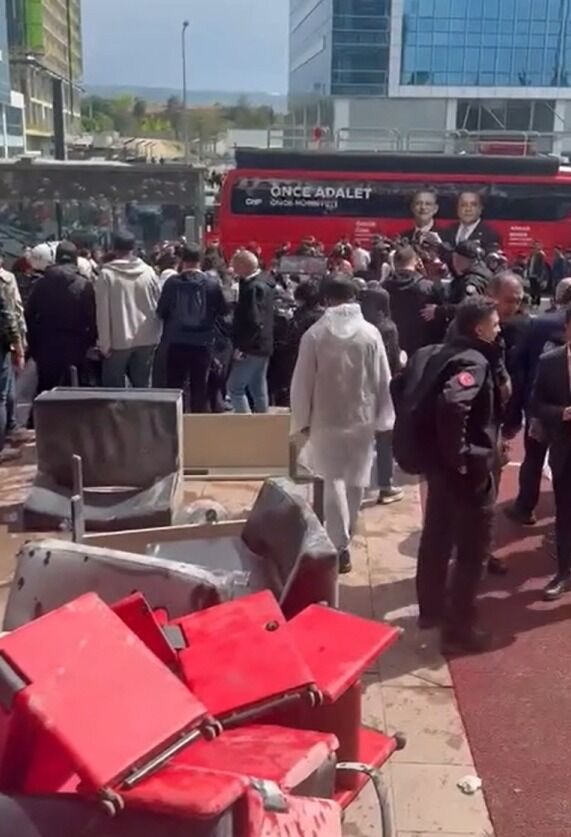 Demir kapılar kırıldı, koridorlar gaz altında