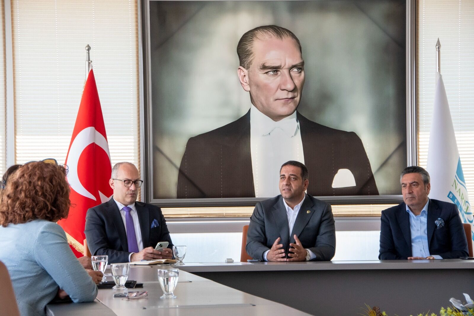 Sadece dinlemiyor, not alıyor