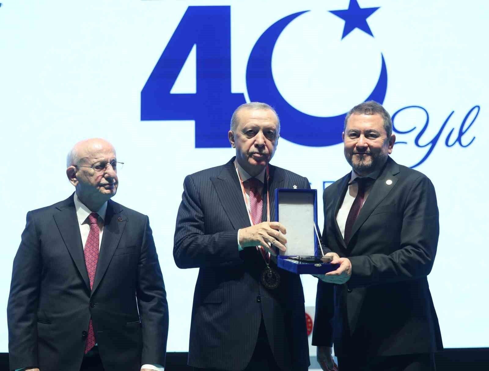 Torbaoğlu plaketini Cumhurbaşkanı Erdoğan'ın elinden aldı