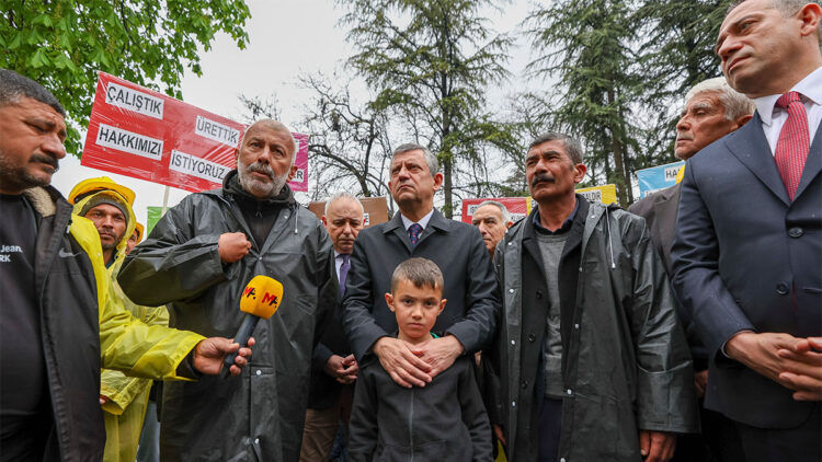 Özgür Özel madenci işçileri ziyaret ederek destek vermişti