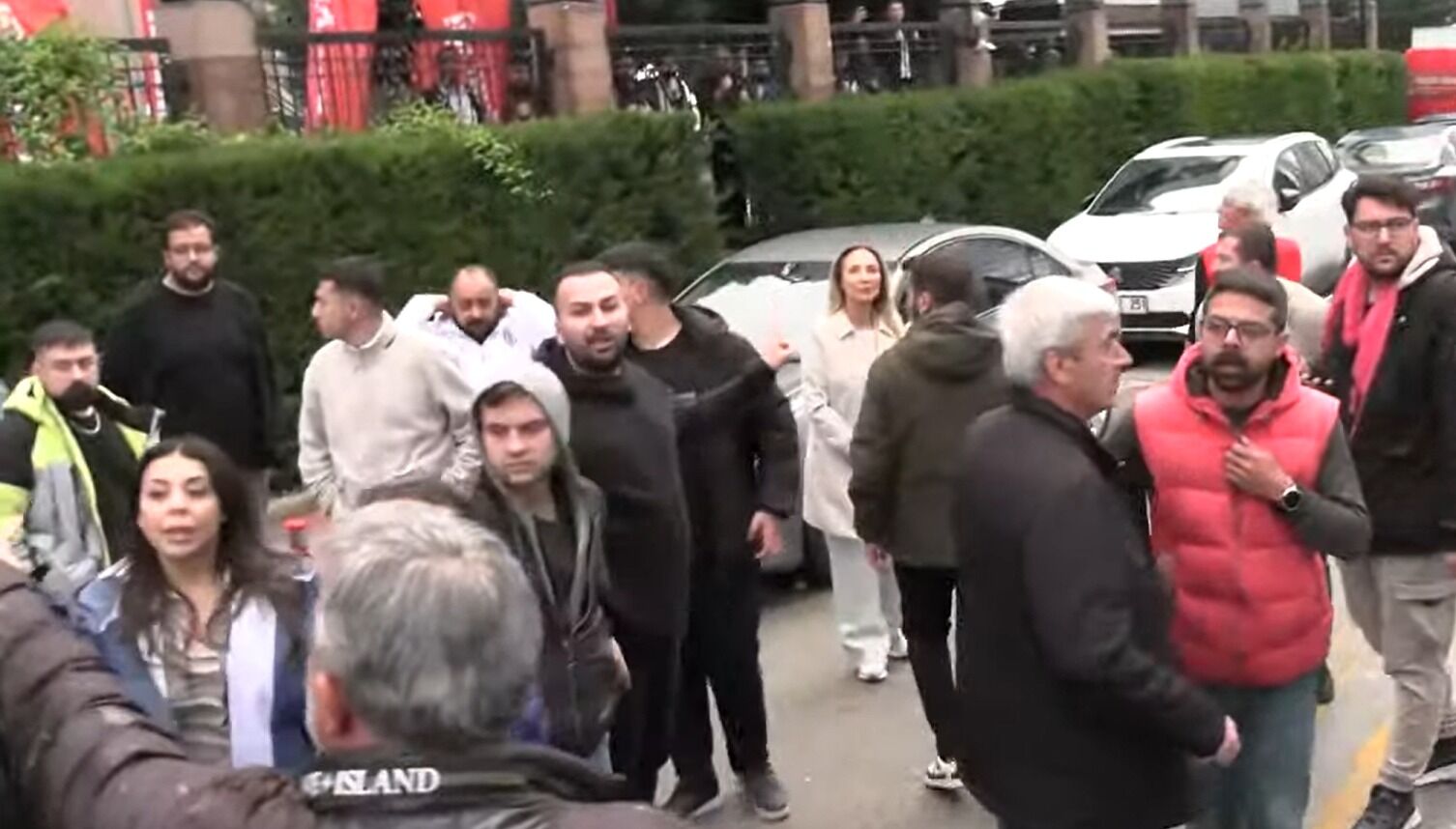 07:30 itibarıyla bina önü ve çevresi