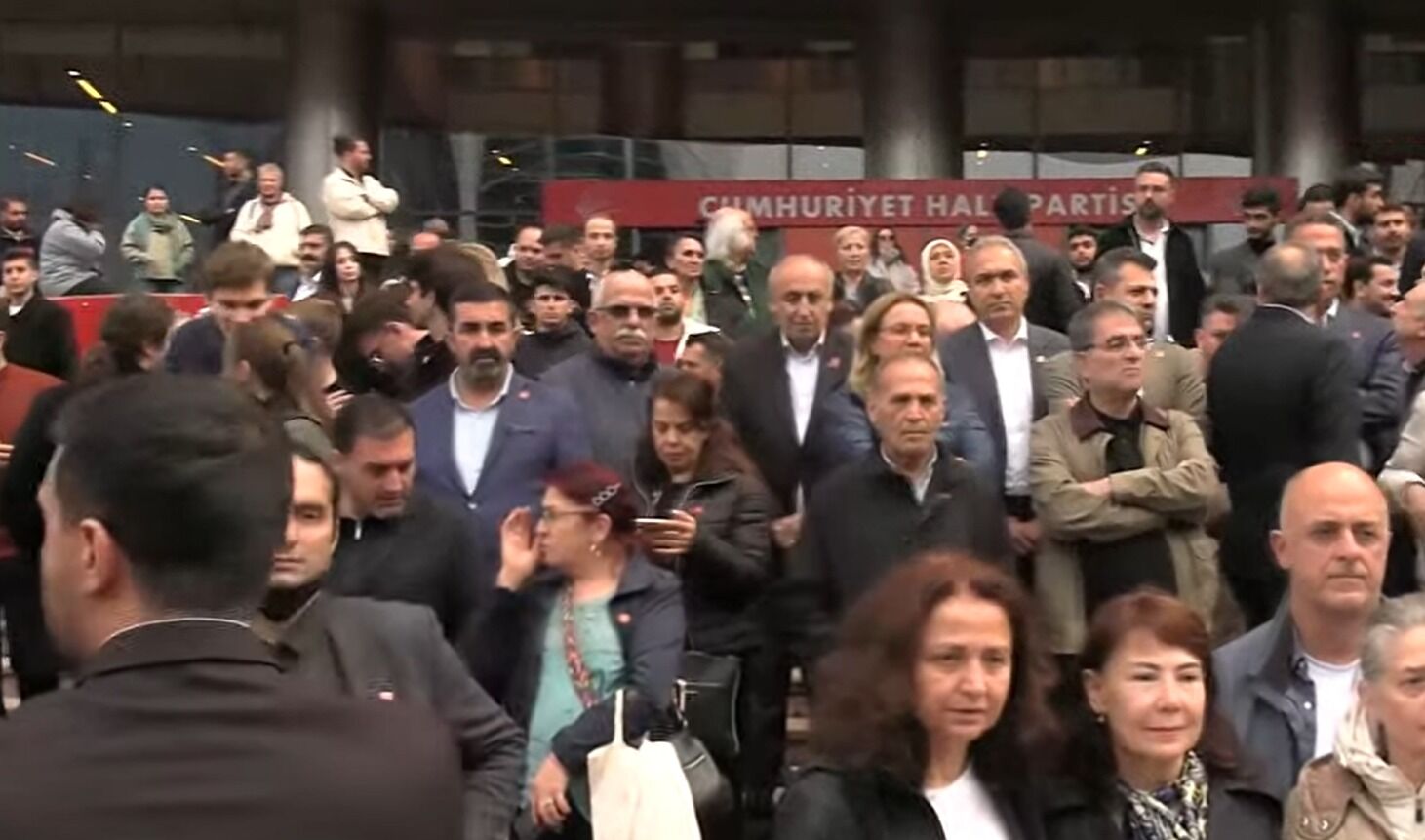 07:30 itibarıyla bina önü ve çevresi