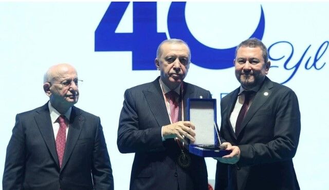 Cumhurbaşkanı Erdoğan'dan plaket almıştı
