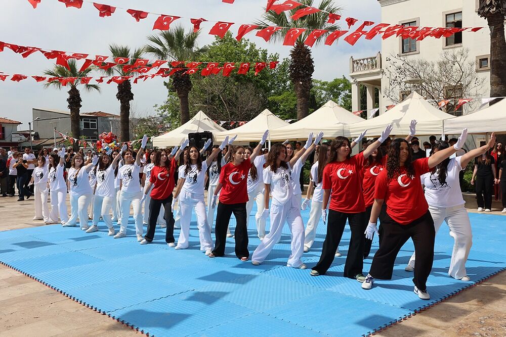 Meydanda tango ve halk oyunları rüzgarı