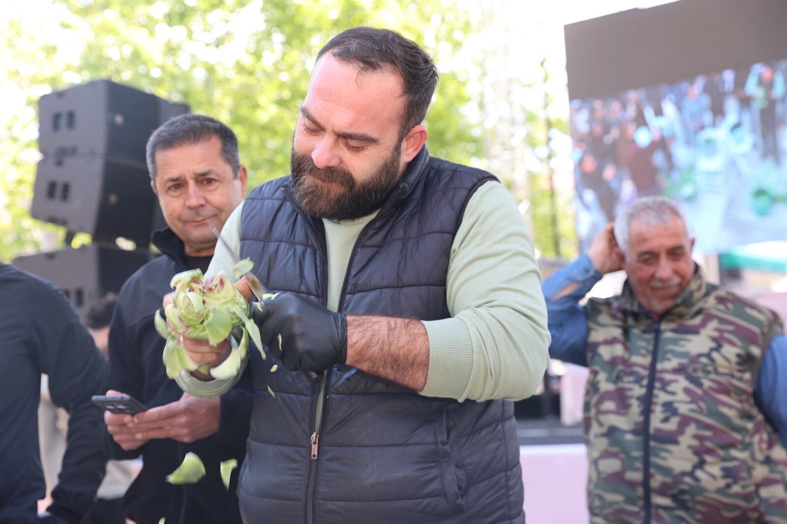 Enginar soyma yarışması