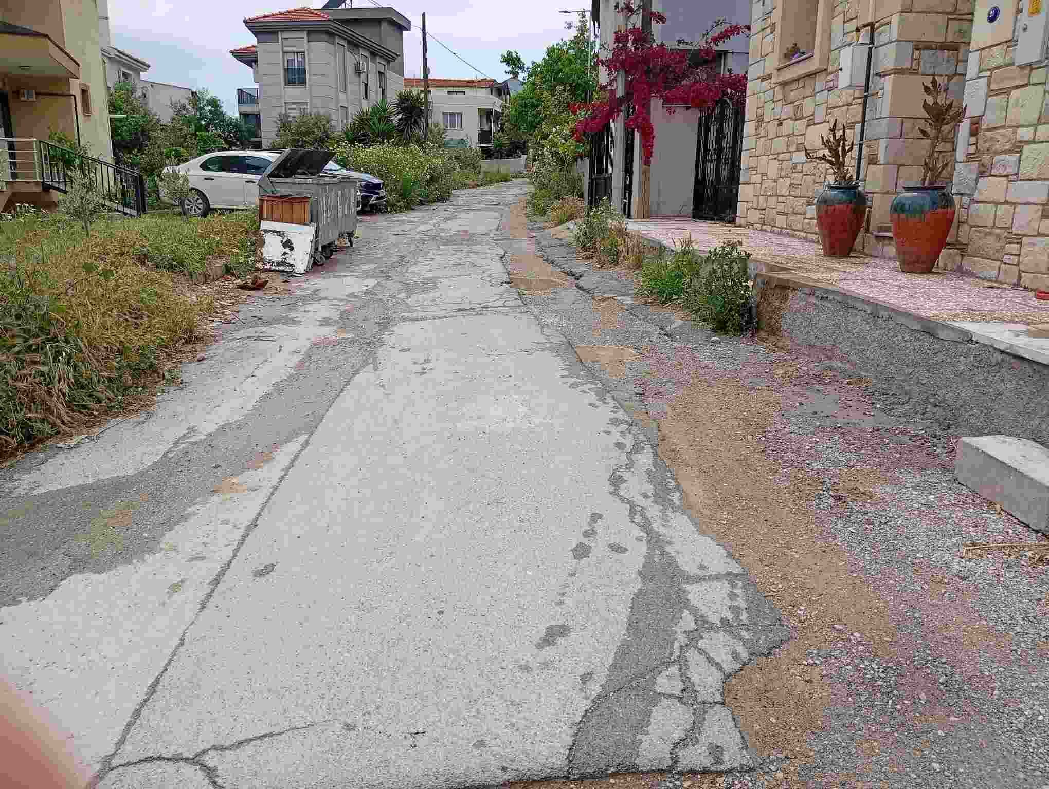 Urla'nın yolları tarladan farksız
