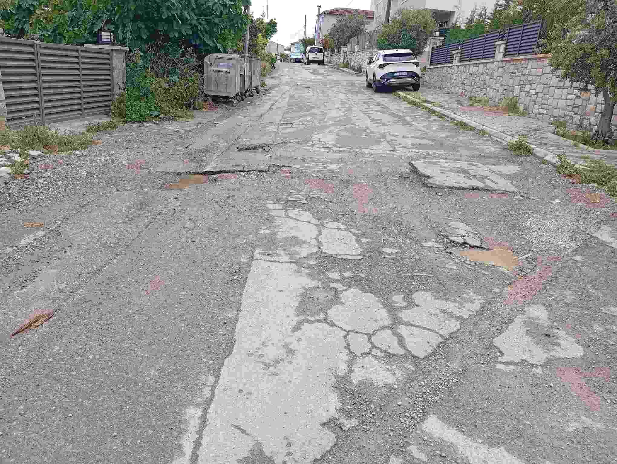 Urla'nın yolları tarladan farksız
