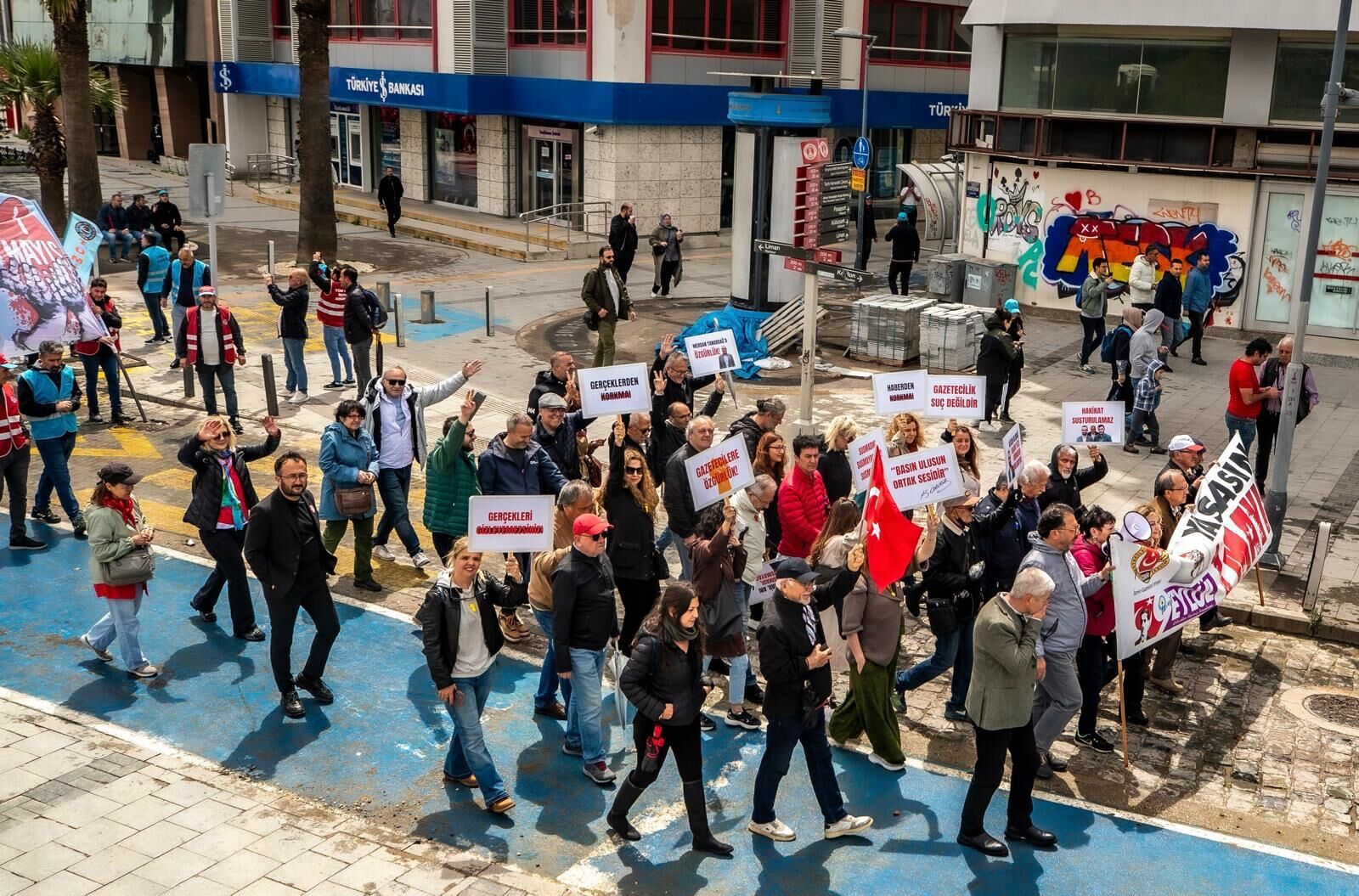 İzmir'de manşetler bu kez meydanlarda atıldı: 