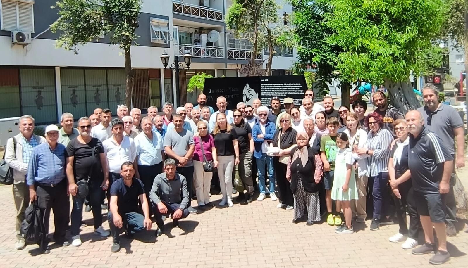 İzmir basını unutmadı! Ziynet Sertel vefatının 5. yılında kabri başında anıldı