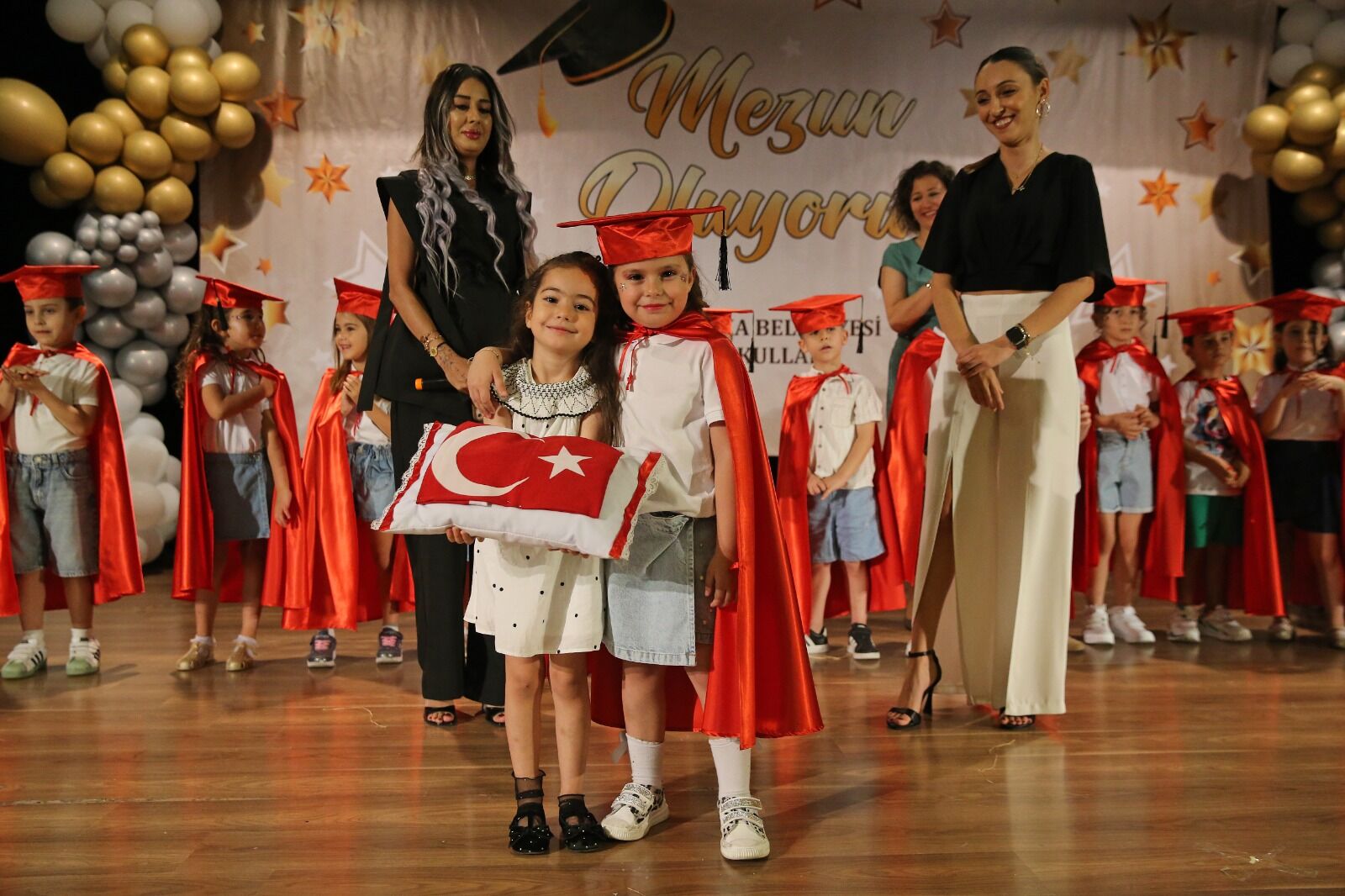 Karşıyaka’da geleceğin meşaleleri yakıldı: Miniklerin ilk mezuniyet gururu!-2