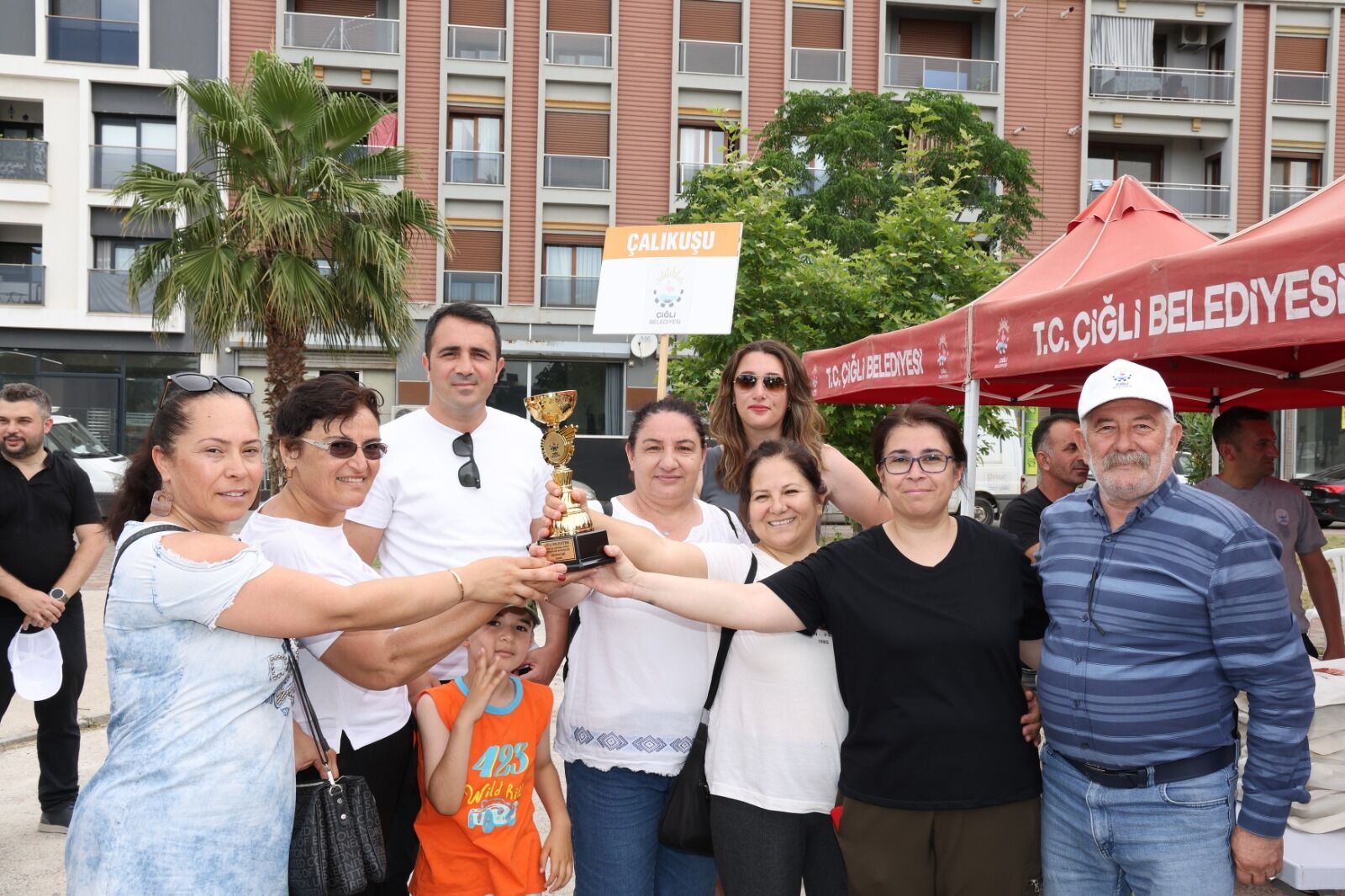 Çiğli’de yeşil rekabet: Çalıkuşu ekibi atıkları topladı, kupayı kaptı!