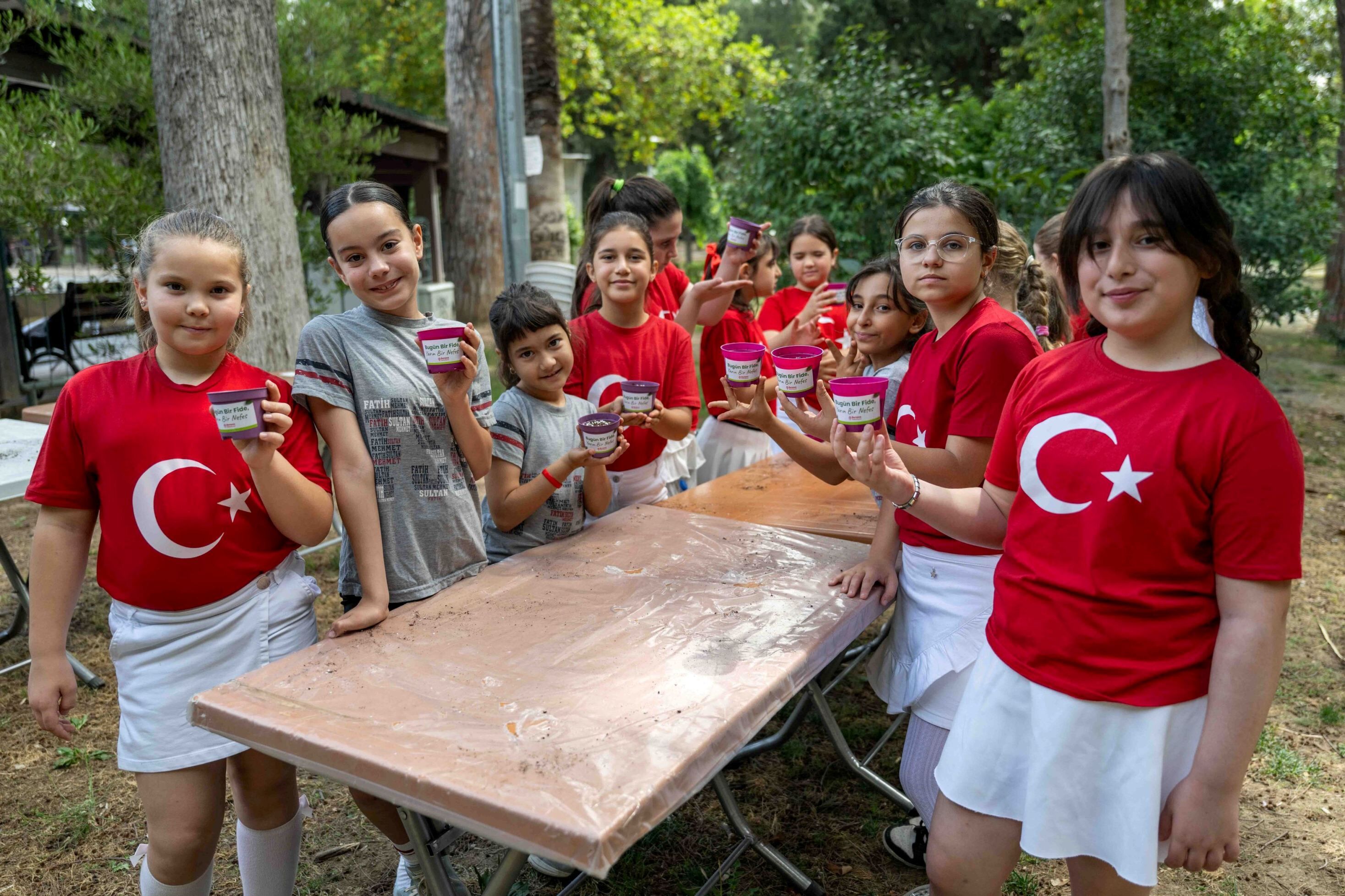 Bornova’da Herkes Bu Defileyi Konuşuyor: Podyuma Öyle Bir Kıyafetle Çıktılar Ki!-1