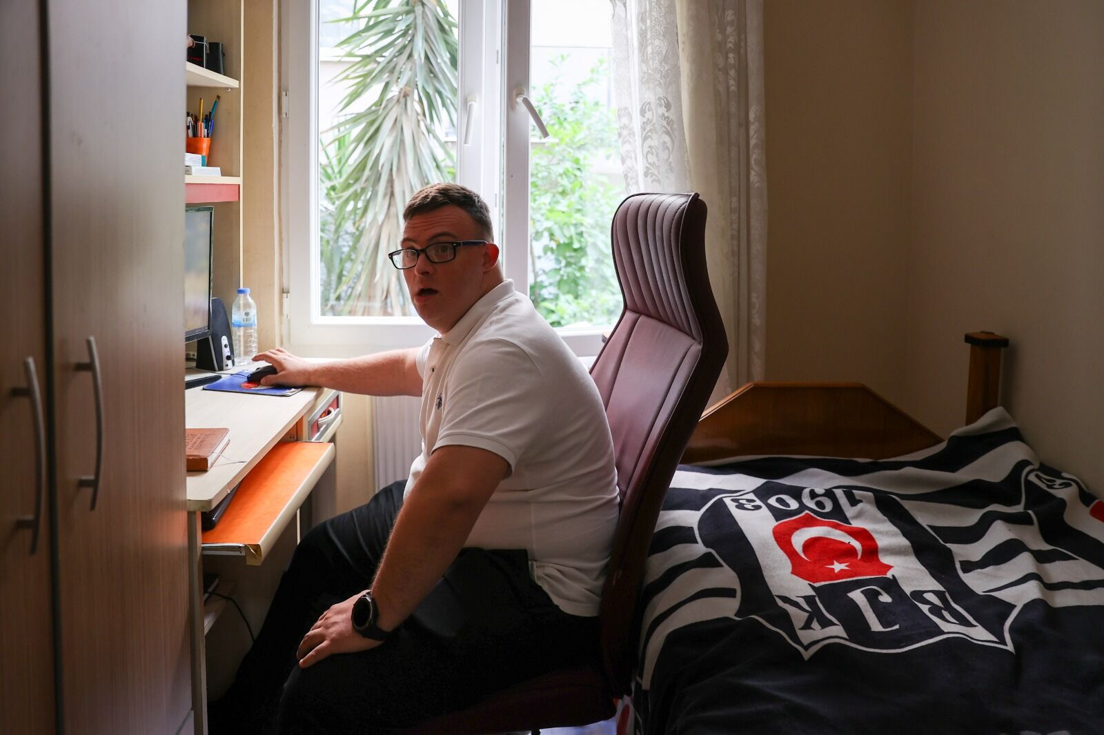 Tesis üç yıldızlı kırmızı bayrak sahibi