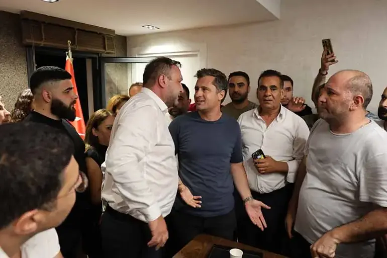Deniz Yücelchp İzmir İl Başkanlığı Koltuğuna Oturan Gümrükç