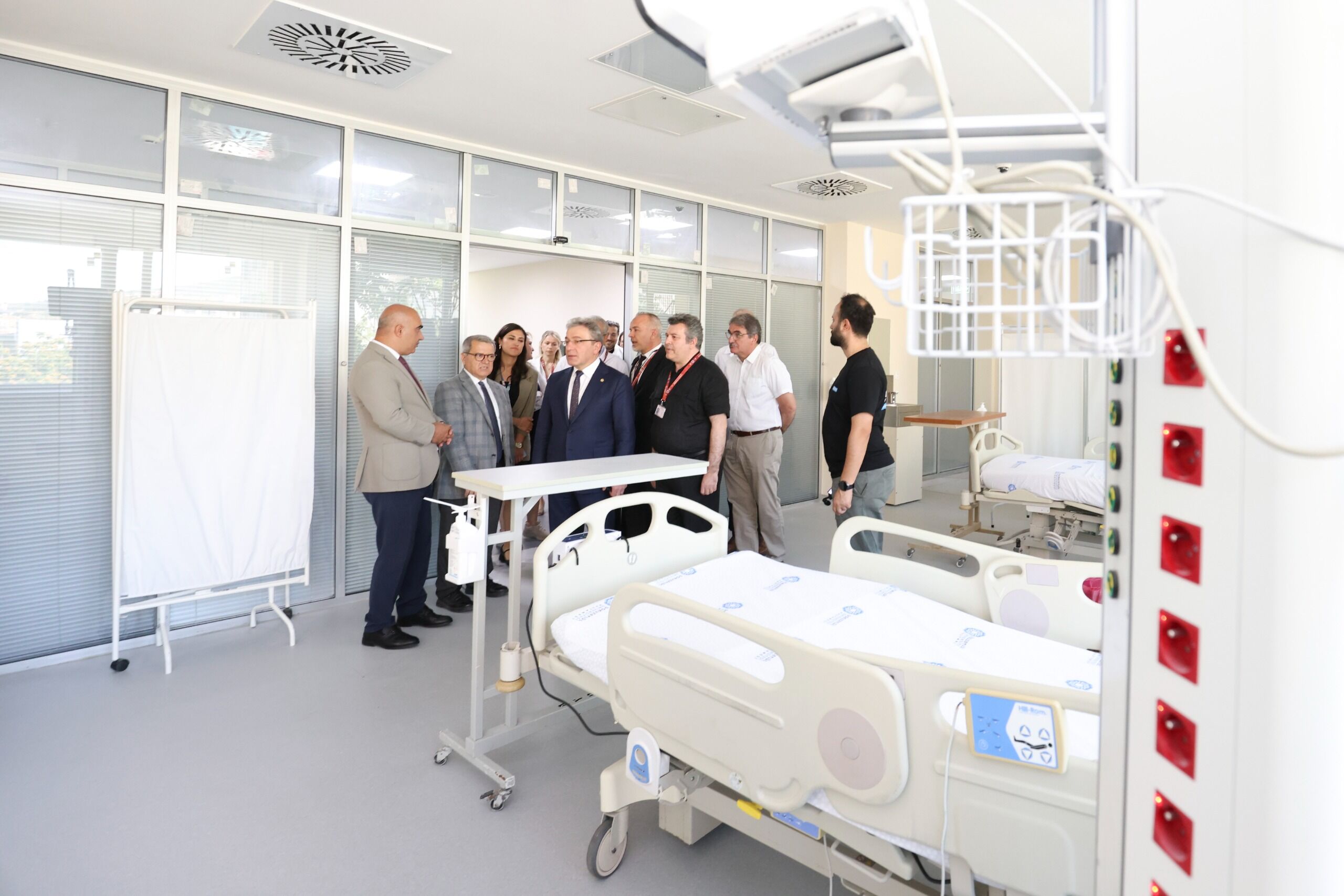 Deü Hastanesi̇ Yoğun Bakim Üni̇tesi̇ Yeni̇lendi̇