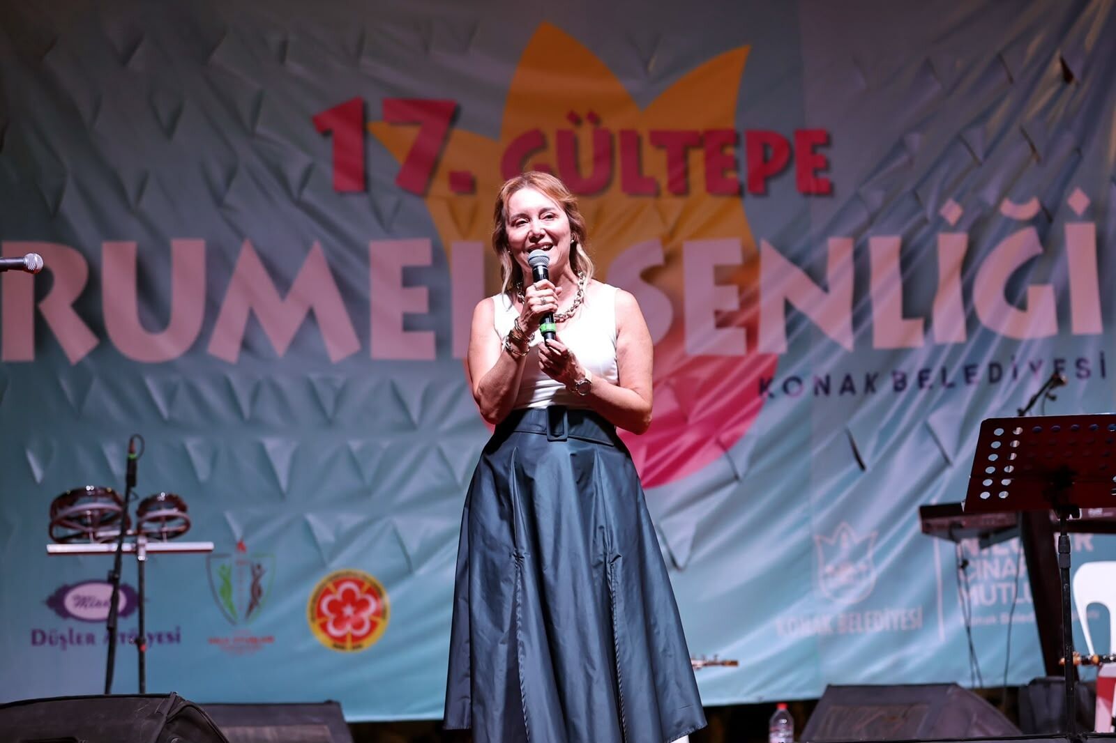 Podyumda geleneksel Balkan kıyafetleri