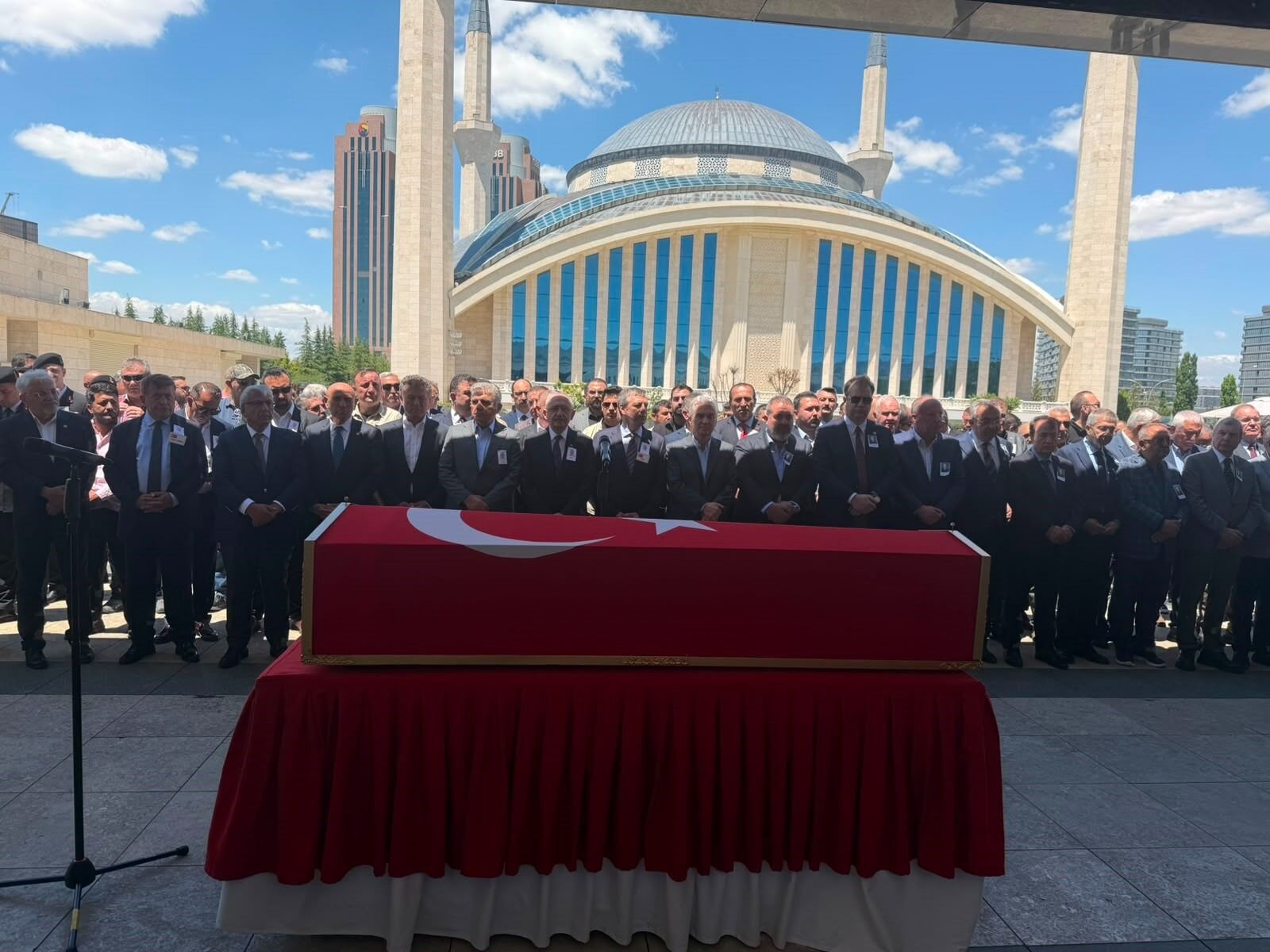 Resmi geçit töreniyle ebediyete uğurlandı