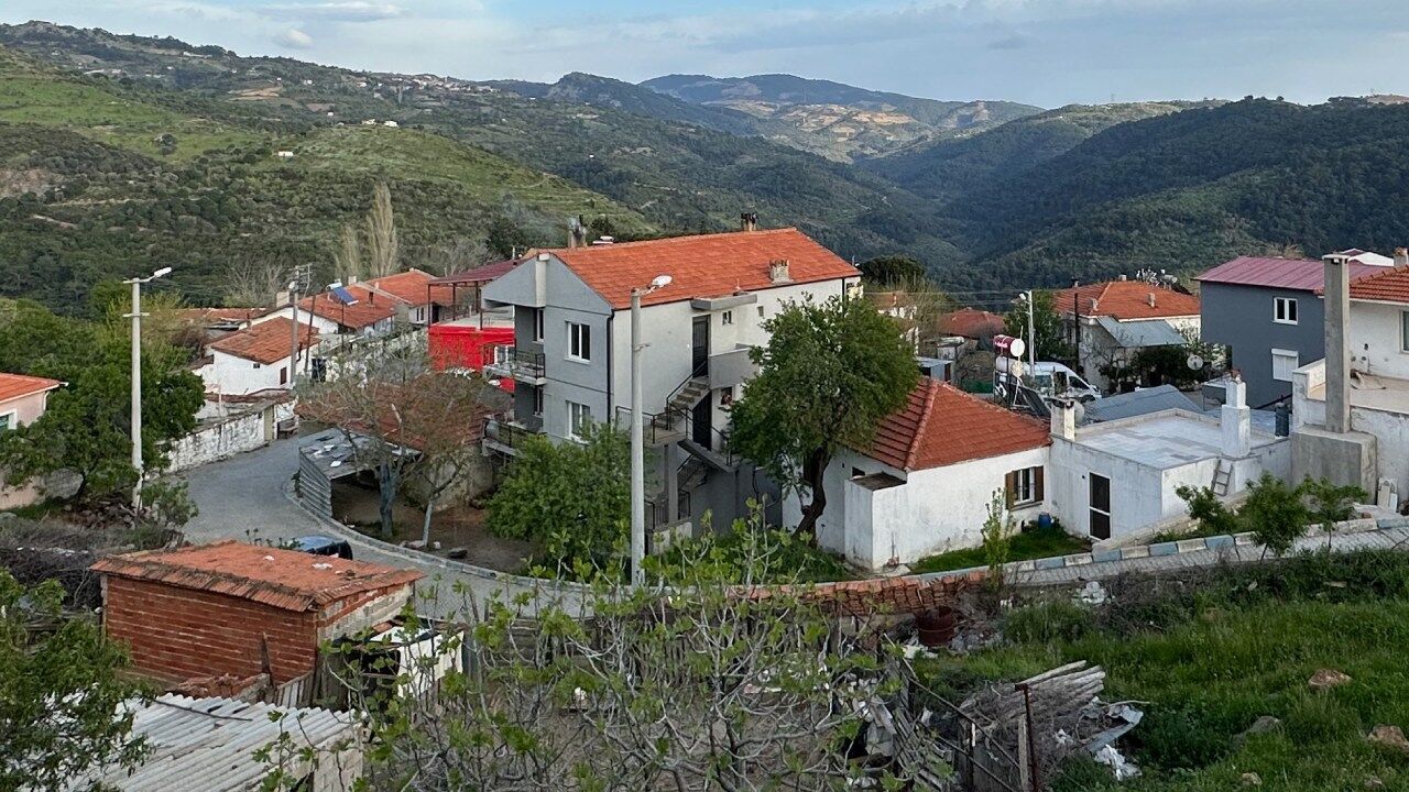 İzmir'e 40 dakika uzaklıkta Yörük köyü keçi peyniri ve taş evleriyle ünlü