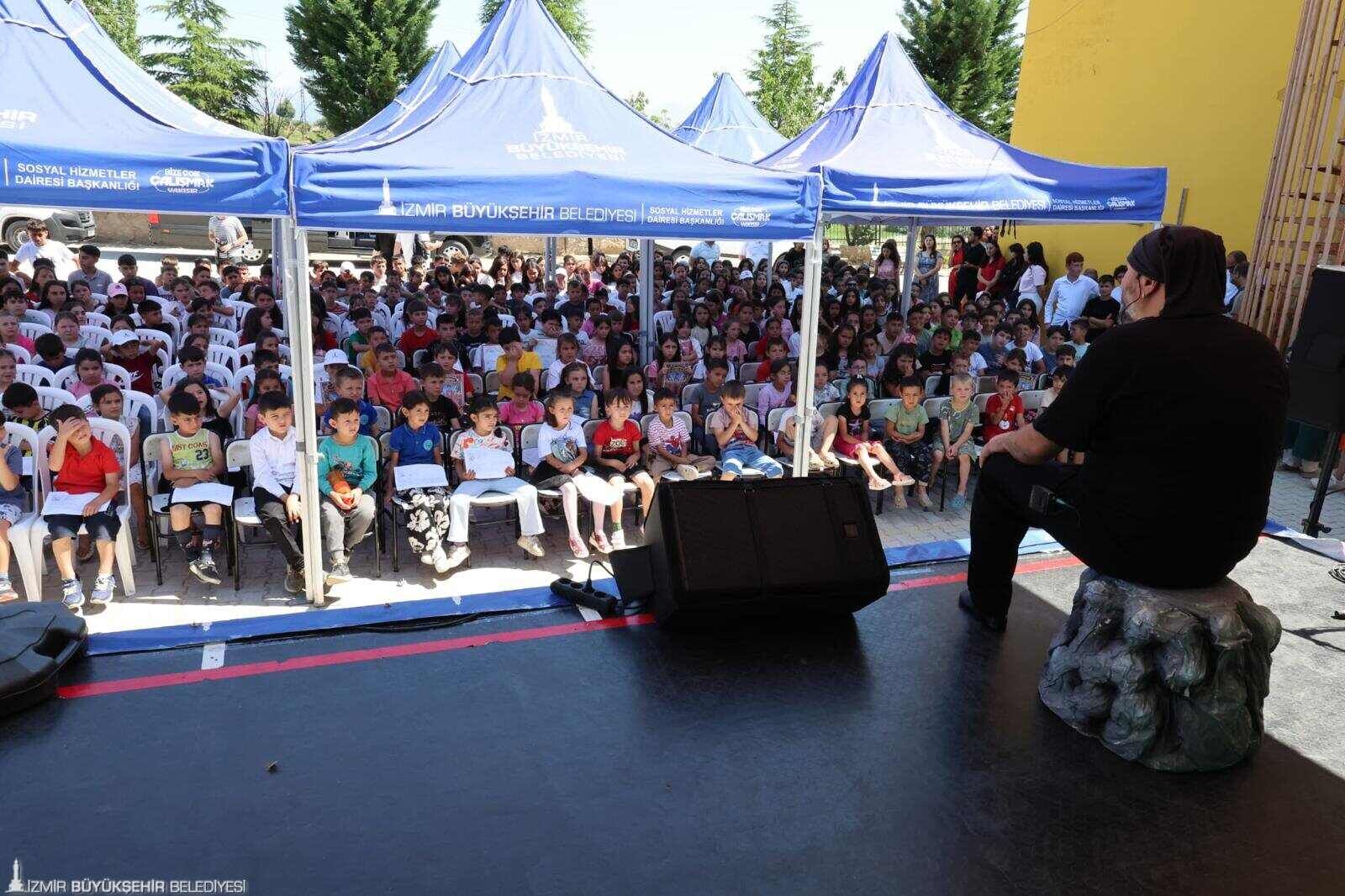 Izmirli Öğrencilere Karne Hediye