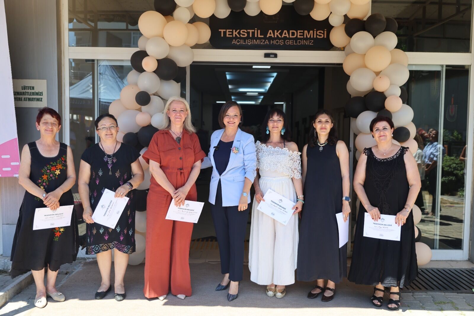 Dikiş makinesinin başına geçti 