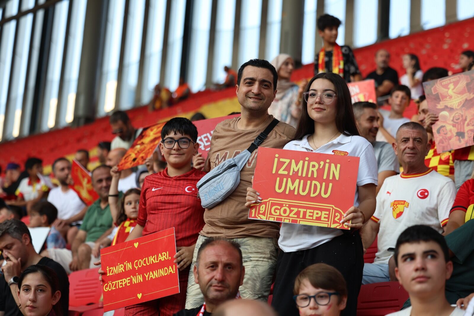 Üç gün boyunca meydanlar Sarı-Kırmızı