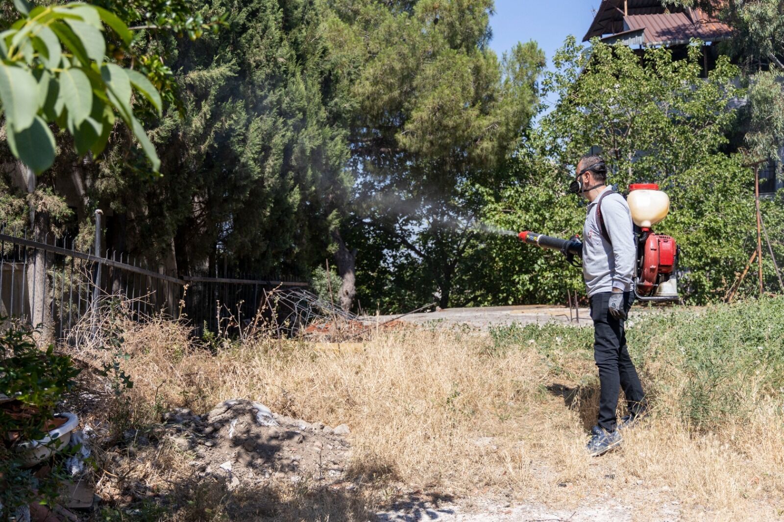 Ekipler Cumhuriyet Mahallesi'nde sahaya indi