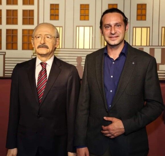 Kerem Kılıçdaroğlu babasının balmumu heykeliyle