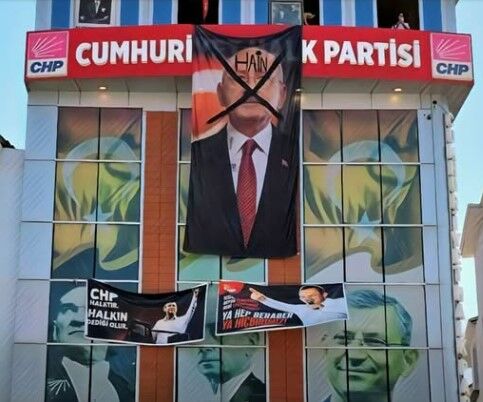 Malatya il binasına asılan pankart tansiyonu yükseltti