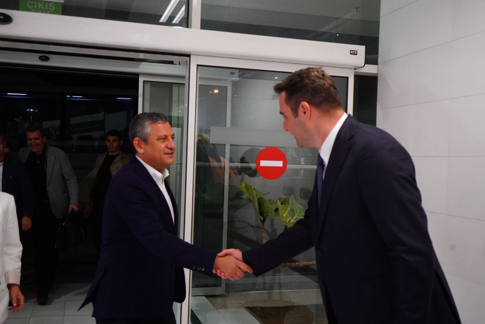 Özgür Özel Karşılama