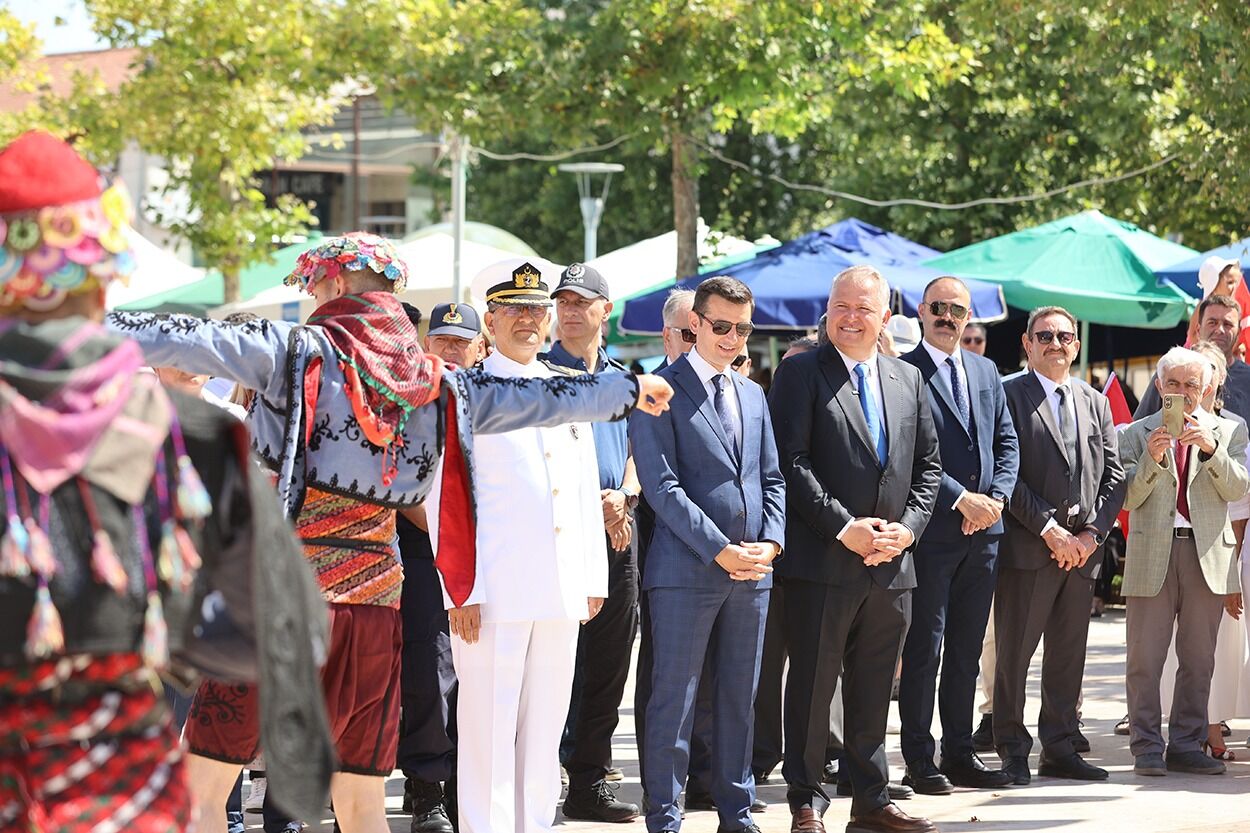 Cumhuriyet Meydanı’nda çelenk töreni