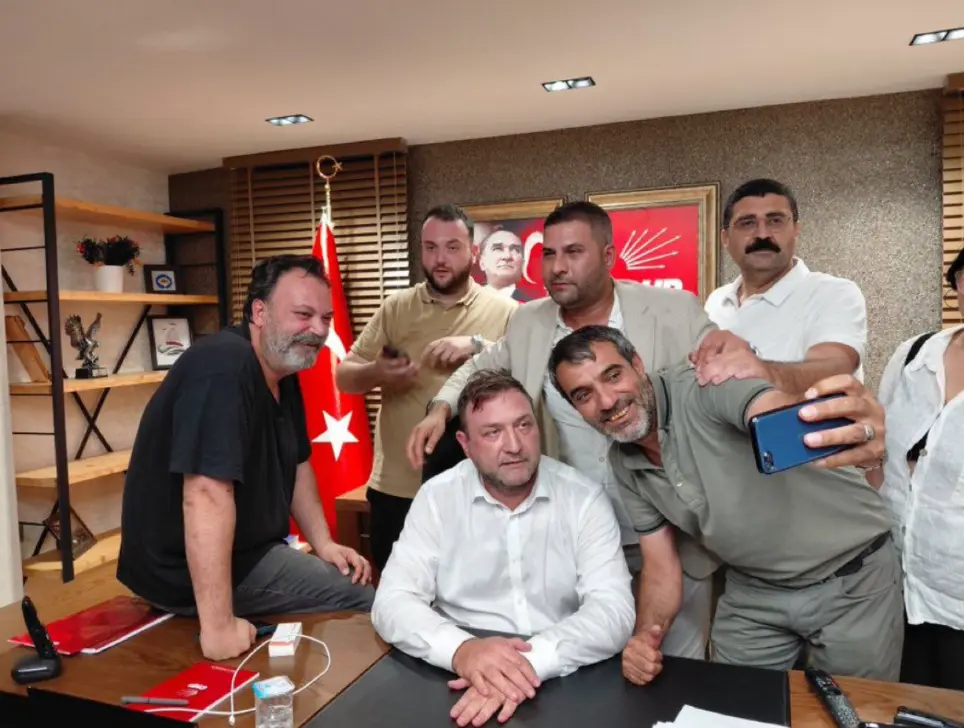Utku Gümrükçü Chp Binasına Girdi